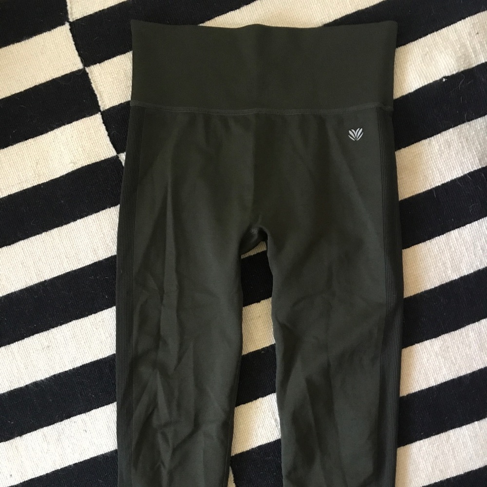 Seem less green leggings